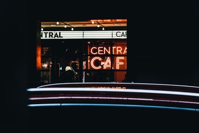 夜间亮起的中央咖啡馆霓虹灯标牌